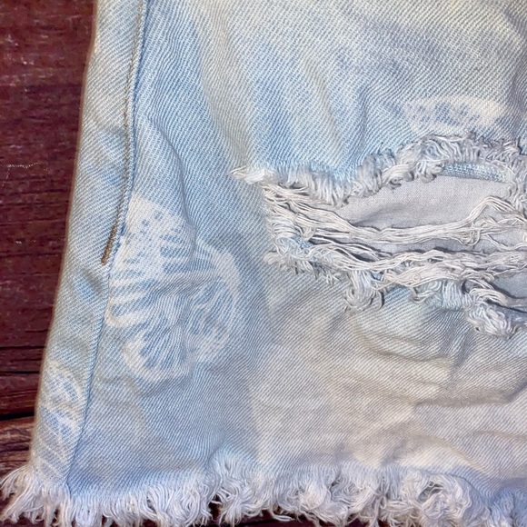 Butterfly Wing Distress Jean Short - Picture 9 of 9